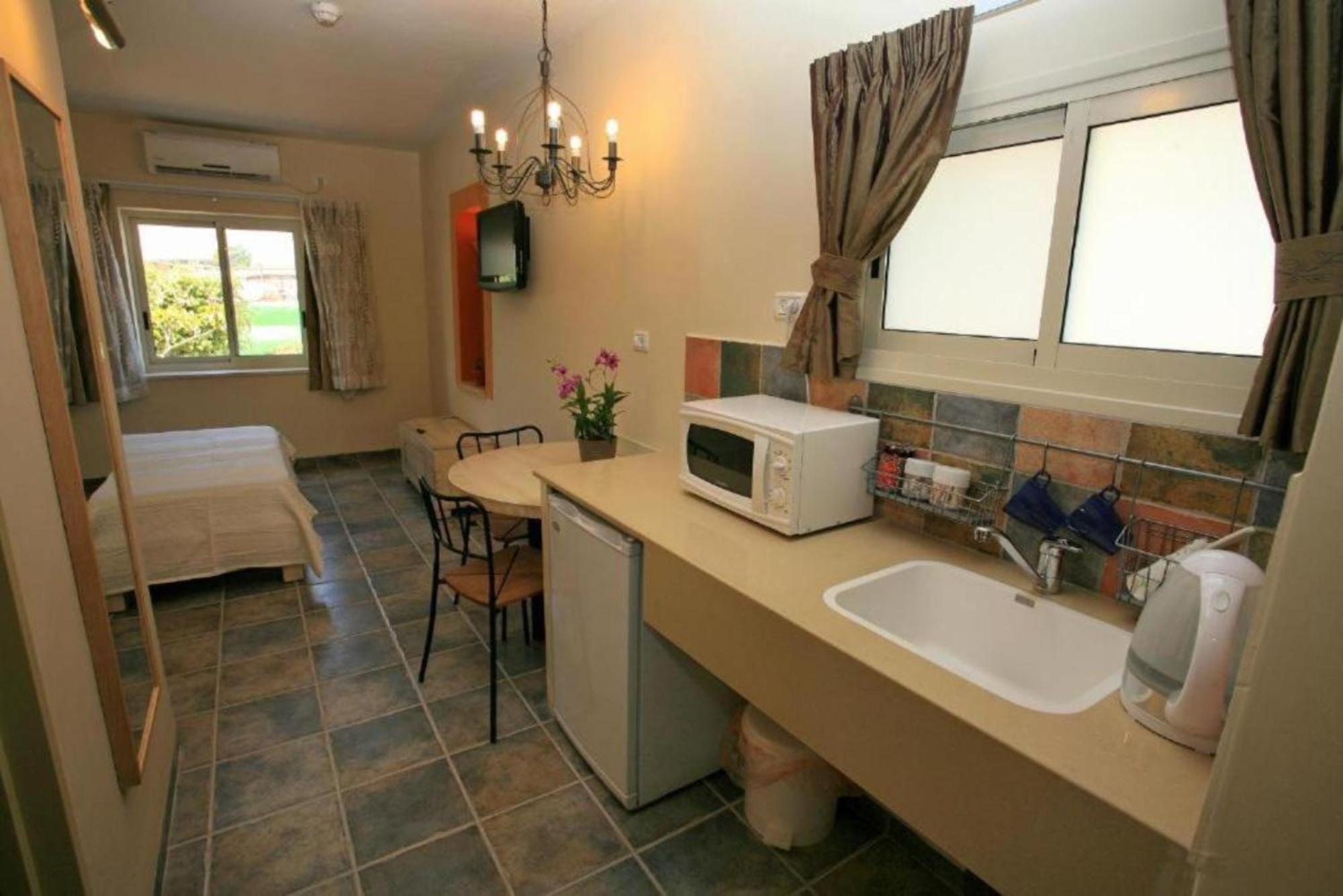 Shaar Hagolan Kibbutz Country Lodging Екстериор снимка