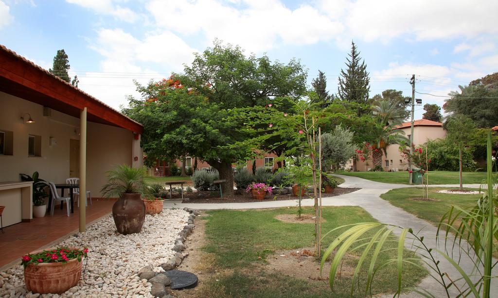 Shaar Hagolan Kibbutz Country Lodging Екстериор снимка