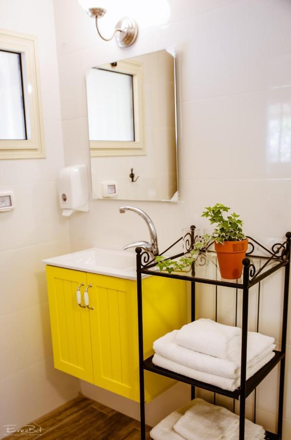 Shaar Hagolan Kibbutz Country Lodging Екстериор снимка